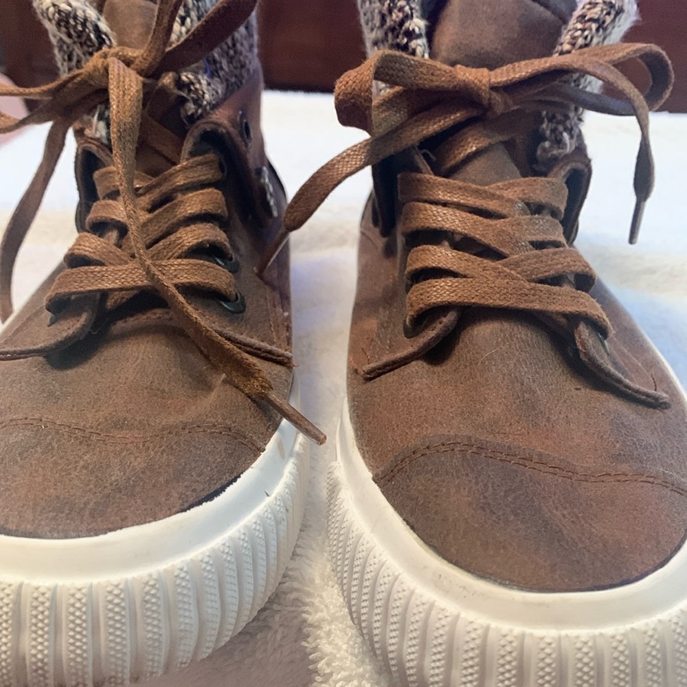 Blowfish sneakers size 8.5 style ZS001
